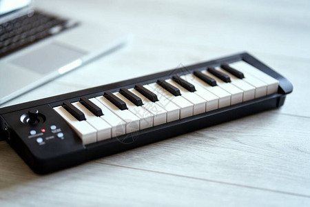 白色地板上的键盘背景图片