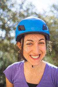 穿着蓝色安全头盔的妇女的肖像图片