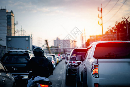 泰国曼谷市繁忙道路上的汽车许多汽车在交通拥堵的高峰时段图片