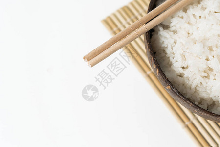 白米在白色背景的椰子碗中的白饭带大米和竹筷背景图片