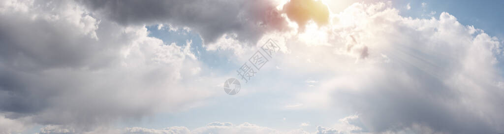 美丽的云景与温暖的阳光色调蓝天白云覆盖温暖的阳光和太阳光线穿过云层并照亮它们超宽背景图片