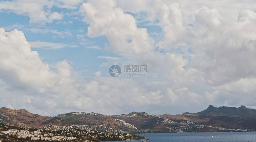 地中海岸和多云天空美丽的全景大海风景和图片