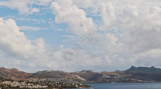 地中海岸和多云天空美丽的全景大海风景和图片