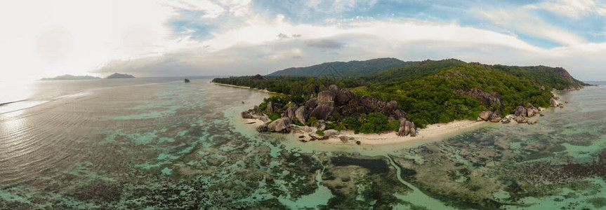 热带岛Praslin塞舌尔海滩的无人驾驶空中观察图片