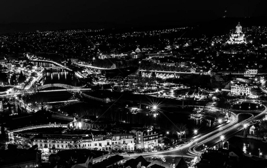 从奈里卡拉堡垒到市中心街道和桥梁的全景夜视图片
