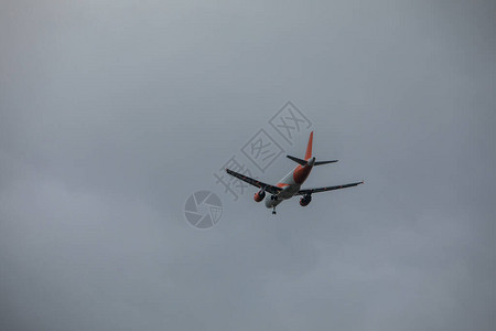 在空中降落的天空上飞越图片