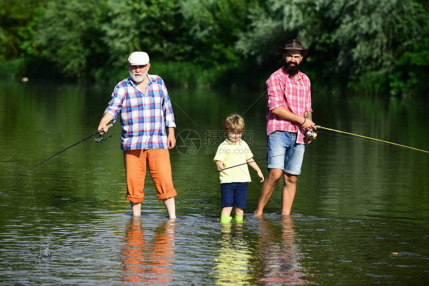 祖父亲和孙子一起钓鱼一起来钓飞鱼父亲教儿子钓鱼图片