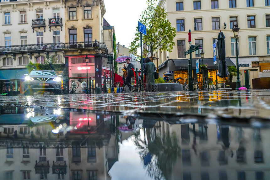 布鲁塞尔市中心雨后的人行道街道和城市景观图片