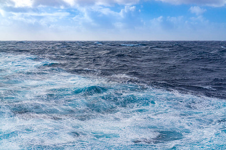海上航行中的巨浪图片