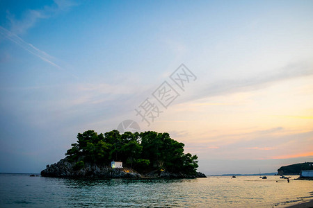 美丽的日落和海面岛屿背图片