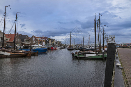 船停在荷兰乌尔克市的港口图片