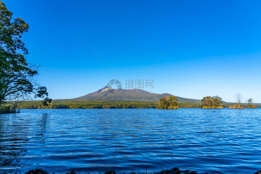 在阳光明媚的日子里从大沼湖欣赏风景图片