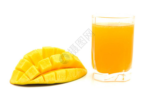 芒果汁和芒果立方体白底孤图片