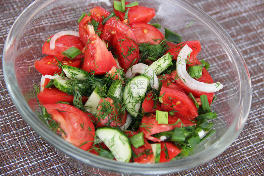 新鲜西红柿和黄瓜的沙拉图片