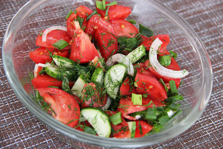 新鲜西红柿和黄瓜的沙拉图片