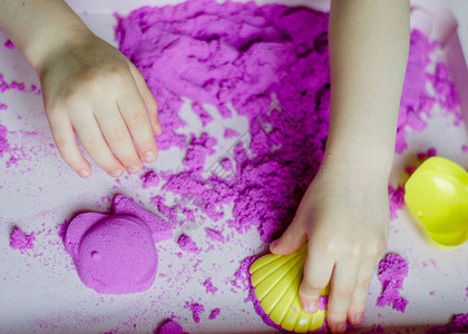 女孩学龄前儿童在家雕刻动觉沙子为儿童开发活动艺术疗法图片