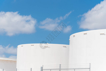 美国德克萨斯州科珀斯克里斯蒂市云蓝天下的特写白油储罐汽油石油天然气的大型工业容器石油化工背景