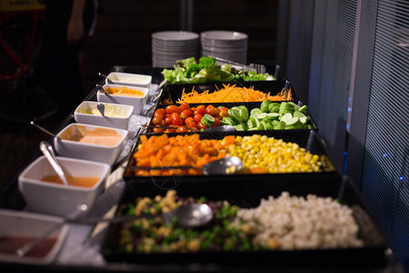 沙拉酒吧果实的多彩蔬菜图片