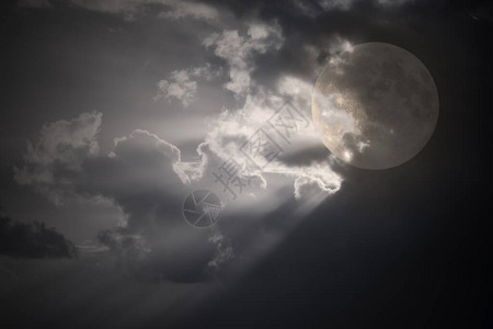 多云的满月夜空与光线图片
