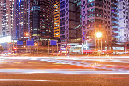 道路上模糊的红绿灯轨迹图片