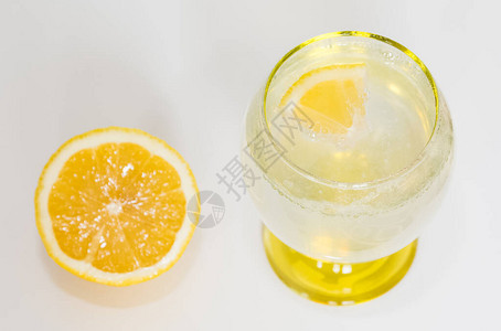 白色背景的切片柠檬和柠檬味矿物图片