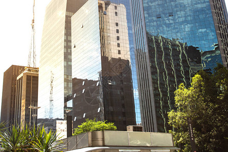 AvenidaPaulista上的企业建筑图片