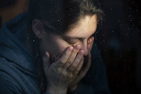 以避免在雨窗附近传播疾病冠状隔离情绪悲伤抑郁恐惧孤独流行病Co图片