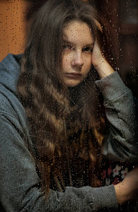 靠近一扇雨滴的窗户隔离情绪抑郁恐惧孤独流行病Co图片