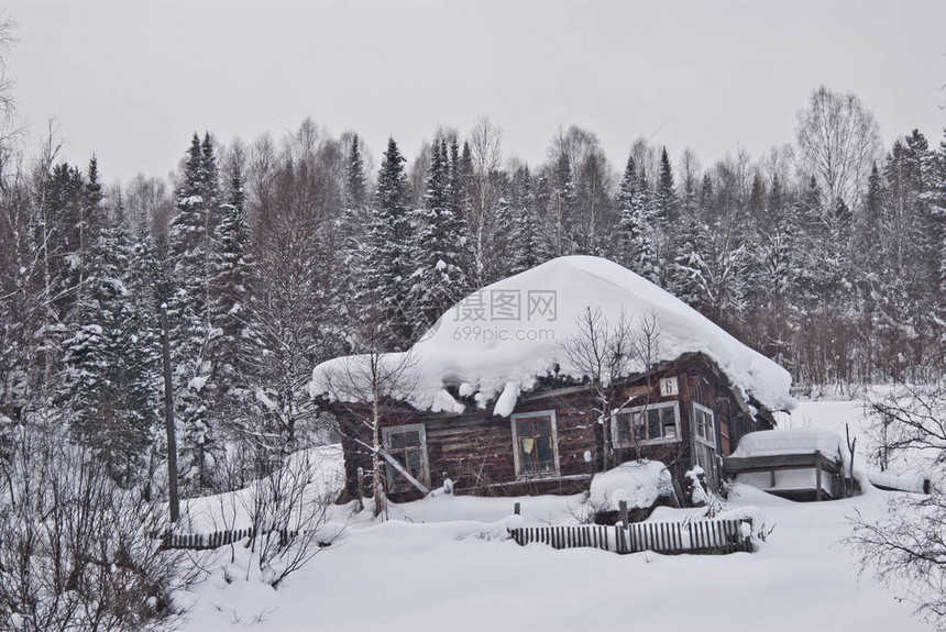 村郊周围的木屋被雪和森林包围图片