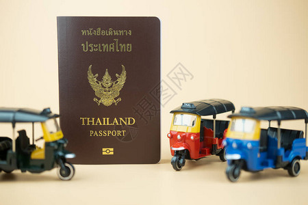 泰国公民的护照和嘟车是泰国旅行的传统三轮车和象征在泰图片