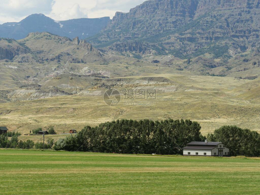 美丽的怀俄明州风景绿平原和高的山峰图片