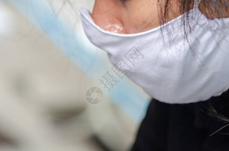 亚洲妇女佩戴白面具安全保护与图片