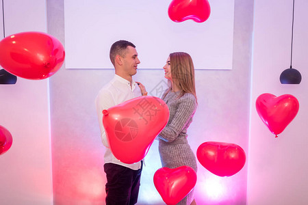 爱中快乐的情侣装着红气球图片
