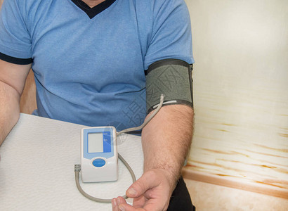 一位老人使用数字压力计独立测量他的血压和心率图片