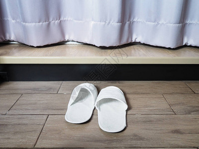 白色家庭布料木质地板的一次拖鞋窗图片