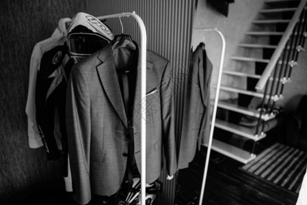 男装店的衣架上的男式夹克挂在壁橱里的一排背景图片
