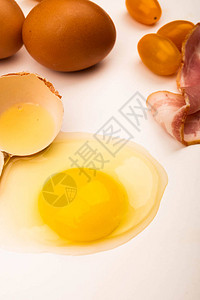 破碎鸡蛋西红柿香肠片和培根以及鸡蛋图片