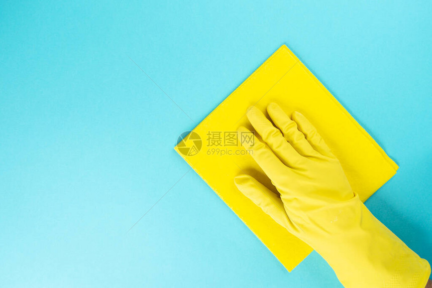 戴防护橡胶手套的有微型纤维布的人图片
