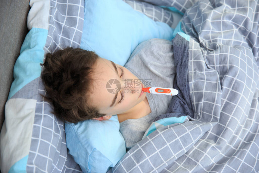 生病的孩子躺在床上图片