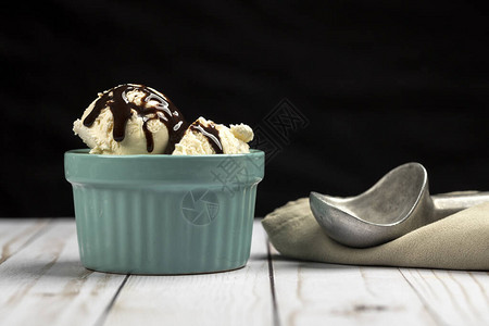 香草冰淇淋在碗里用巧图片