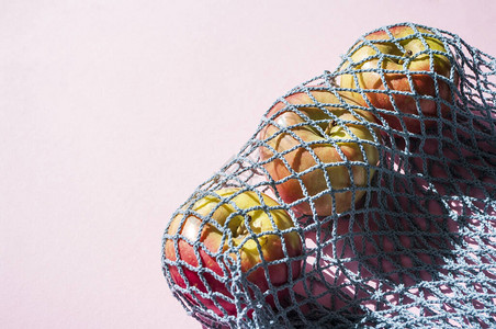以粉红地底健康水果生态友好型零废物包装在生态编织袋图片
