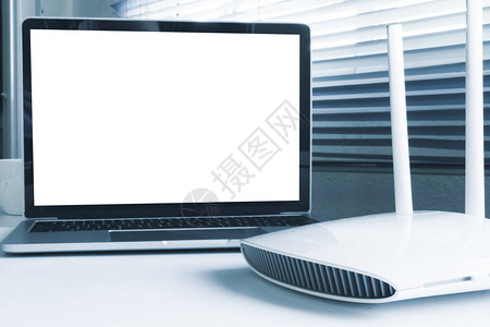 桌子上的空白屏幕膝上型电脑图片