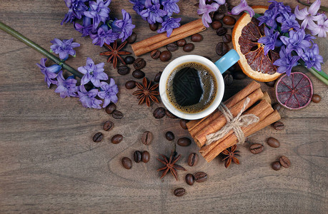 木制桌上的花咖啡和香料顶视图片