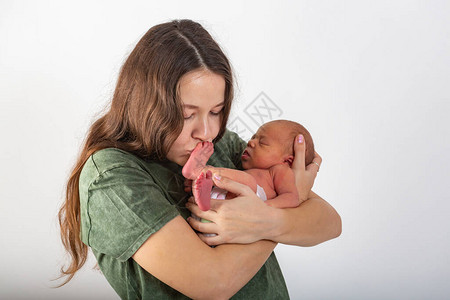 母亲和婴儿亲吻和拥抱图片