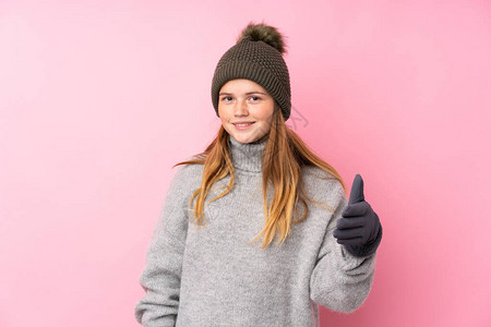 带着冬帽的乌克兰少女与孤立的粉红黑背景握手图片