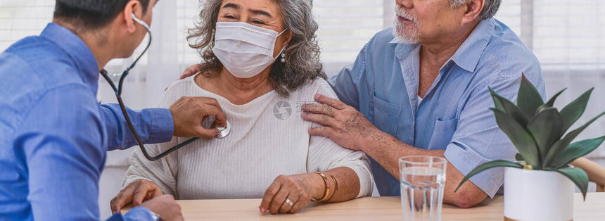 医生使用听诊器在家听诊亚洲祖父母患者在家服务人寿保险长寿和老年社会医疗保健预防流行病概念的Bnner图片