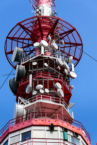 具有发射机和天线的电信塔无线通信和互联网图片