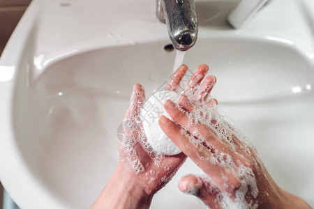 在现代水槽中洗手的人图片