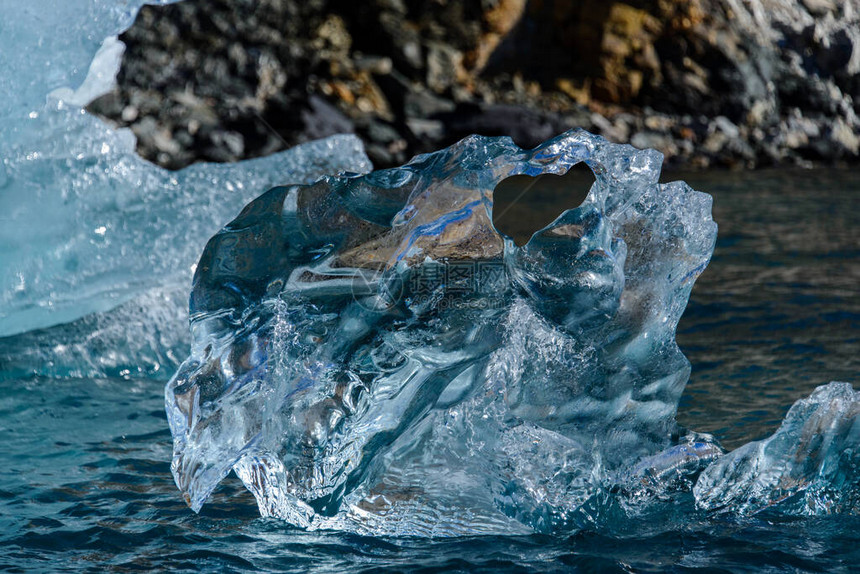 一块冰在干净的水中冰山图片