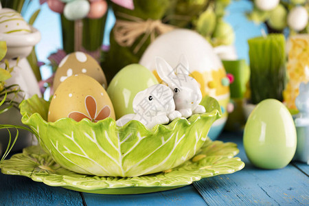 复活节主题复活节装饰品在篮子和卷心菜叶的复活节彩蛋春天的花图片